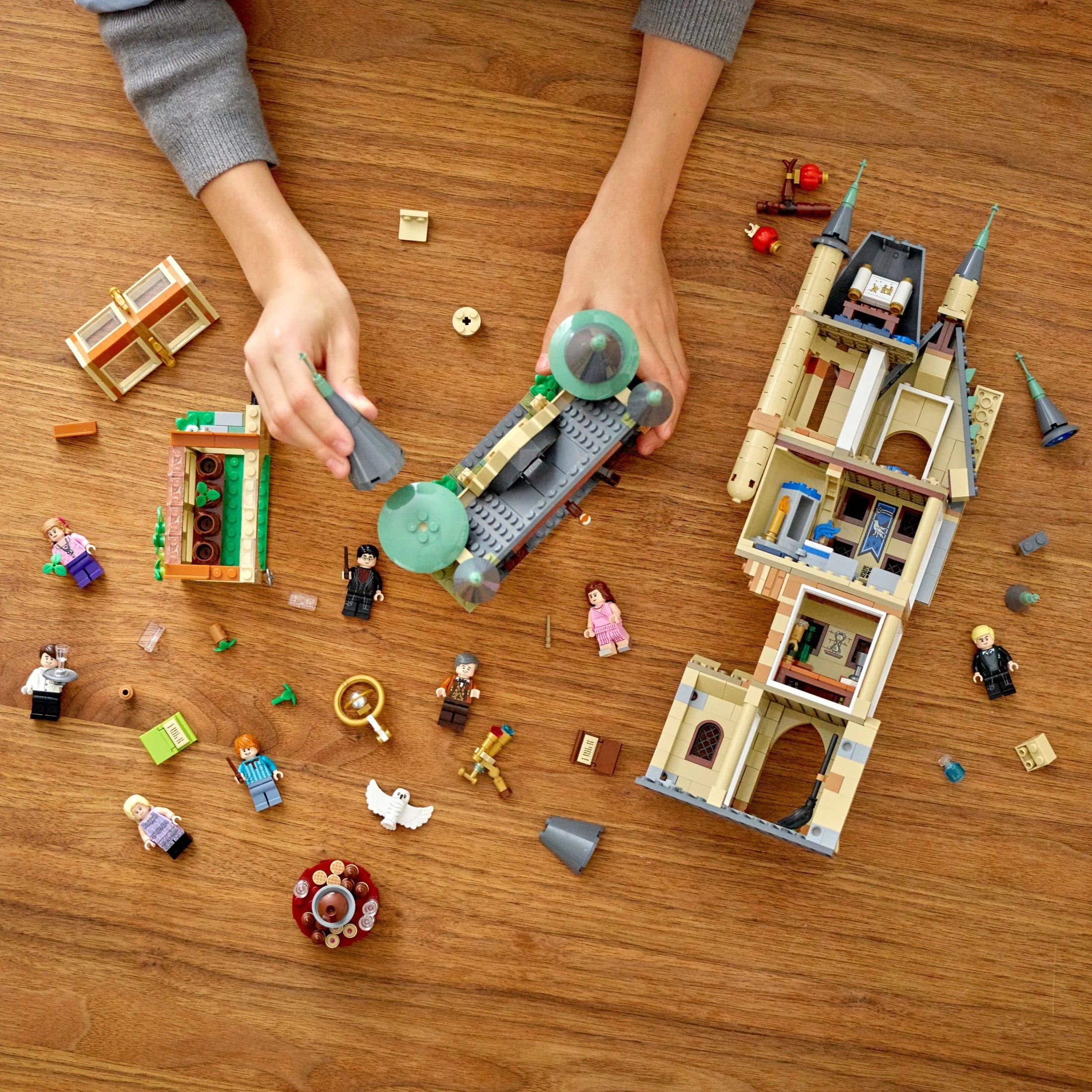 Hogwarts Astronomy Tower Castle Toy Playset with 8 Character Minifigures V12519