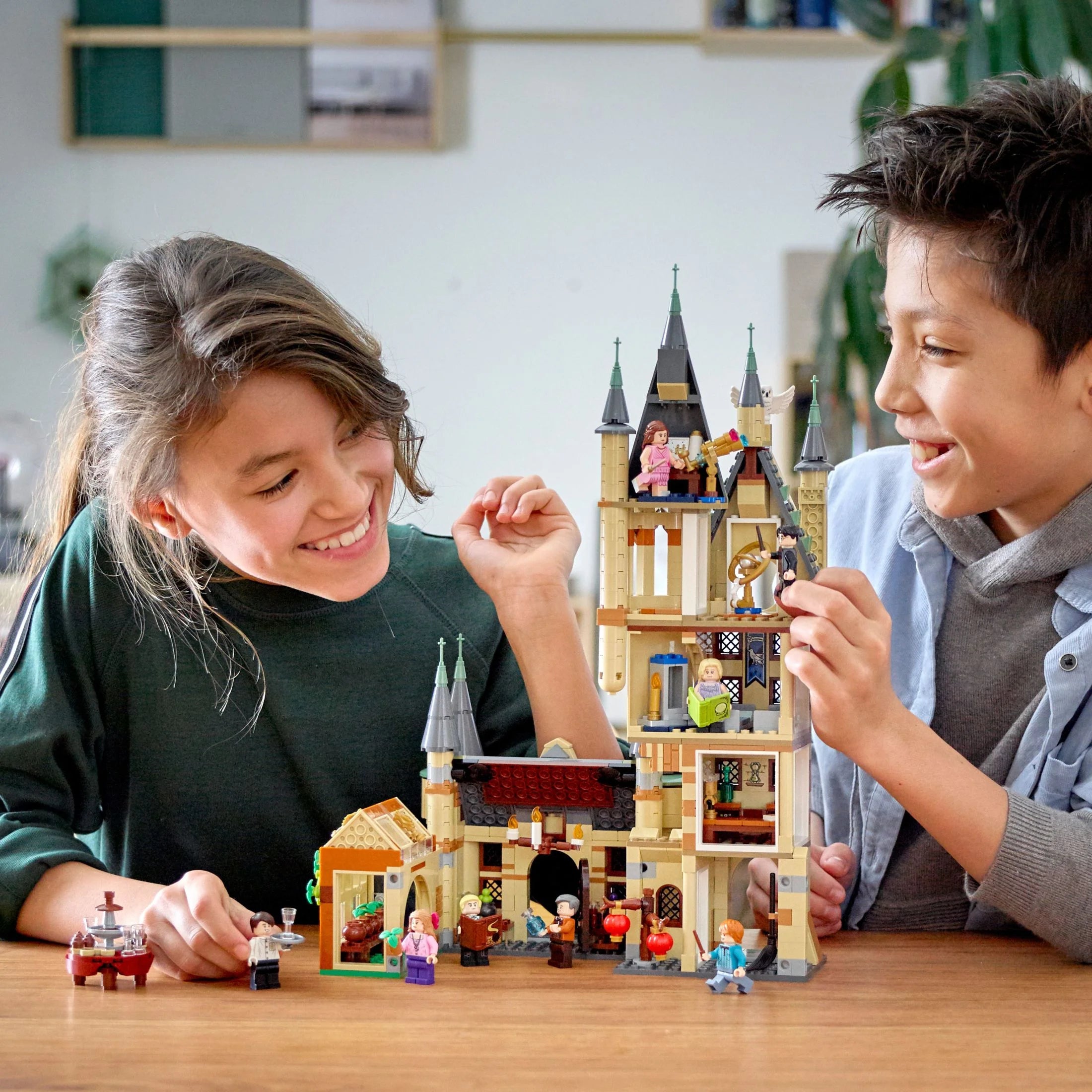 Hogwarts Astronomy Tower Castle Toy Playset with 8 Character Minifigures V12519